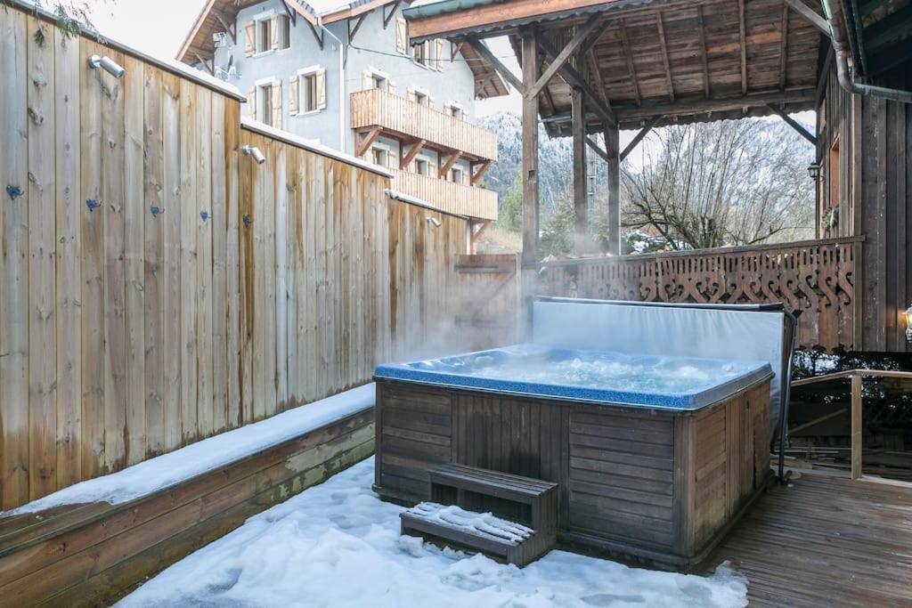 Credence Outdoor Hot Tub Sleeps 19 *